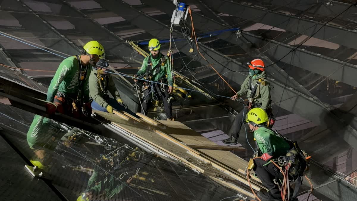 SKYHANGER 2 full crew performing aerial rope access work on commercial building